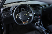 タイトな印象の運転席まわり。テスト車の6段MTのほか、6段ATモデルも存在する。