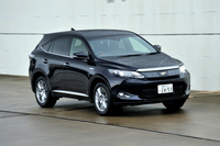 「ハリアー」のハイブリッド仕様のフットワークは「CX-5」よりゆったりしており、安定感に満ちている。