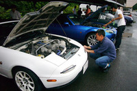 万一のときの飛散防止に、ランプ類をテーピング。特別な準備といっても、その程度。