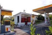 ボクが住むシエナで。店じまいしたスタンド。ミッレミリアのルートだけに、かつては参加車も給油に滑り込んだに違いない。