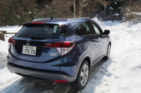 「ヴェゼル」の4WDシステムは、通常はFFで走行し、状況に応じて後輪にも駆動力を配分するタイプ。「CR-V」などに採用されるシステムをベースに、専用の改良を施したものだ。（写真＝鈴木真人）