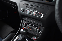 「RS Q3パフォーマンス」のセンタークラスター。走行モード切り替え機構の「アウディドライブセレクト」は、エアコンパネルの上段、左端に位置するスイッチで操作する。