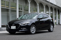 フロントデザインは、より横方向への広がりを強調。上級モデルの「アテンザ」に肉薄するような大人っぽい仕上がりに。写真は「アクセラスポーツ15XD」。ボディーカラーはジェットブラックマイカ。