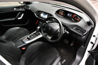 小径ステアリングホイールとヘッドアップインストゥルメントパネルが特徴的な「308」のインテリア。