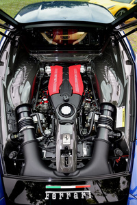 「488GTB」の心臓部。見た目もマッチョな3.9リッターV8ターボエンジンを搭載。（写真＝池之平昌信）