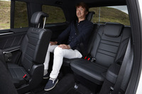 3列目シートの定員は2人。身長175cmの筆者が、前方のシートを自然な乗車ポジションとした上で3列目におさまると、ご覧のような空間が残される。