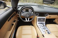 運転席まわりの様子。シフトレバーの左側には、走行モードの選択やサスペンションの調節を行うスイッチ類がずらりと並ぶ。