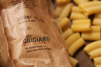 袋には「GIUGIARO DESIGN」の文字が。