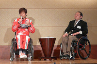 ゲストとして招かれた車いす利用者の、レーシングドライバー青木拓磨氏（左）と、パラリンピック車いす陸上元日本代表の千葉祗暉（まさあき）氏。青木氏は「Medi-Air」のプロトタイプを使用し、2009年と2010年の「アジアクロスカントリーラリー」を戦ったという。