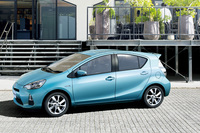 2012年度（2012年4月～2013年3月）における国内販売台数のトップは、28万2660台で「トヨタ・アクア」。2位は僅差で「トヨタ・プリウス」。どちらもハイブリッド車だ。
    