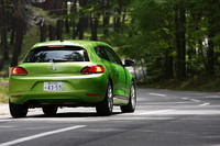 Cピラーのラインやルーフからリアウィンドウにかけての処理が、どことなくデ・シルヴァがフィアット／アルファ・ロメオ在籍時に手がけた「アルファ147」を思わせる。ゴルフ5のGTIに比べると、全高が75mm低くなり、全幅で50mm広くなるなど、プロポーションはかなりロー＆ワイド化が進んだ。
