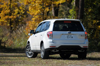 足まわりは「S-EDITION」専用チューン。スバルのモータースポーツ部門たるSTI製のアルミホイールが標準で備わる。
【スペック】S-EDITION：全長×全幅×全高＝4560×1780×1675mm／ホイールベース＝2615mm／車重＝1540kg／駆動方式＝4WD／2.5リッター水平対向4DOHC16バルブターボ（263ps/6000rpm、35.4kgm/2800-4800rpm）／価格＝312万9000円（テスト車＝342万3000円／リアビューカメラ付き音声認識HDDナビゲーションシステム＝29万4000円） 