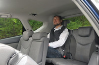 足元が狭い、うるさい、乗り心地が悪いの三重苦の3列目シートは、さすがに大人が乗るには厳しい。ここに座ると、運転席のS氏との会話に苦労した。ただし、意外にも頭上空間がそこそこ確保されており、身長180cm以下なら天井に髪が触れることはない。（写真は「G」（パノラマルーフ非装着車）のもの）