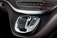 インターフェイスの進化も新型「Vクラス」の特徴。カーナビのモニターやコントローラーには、新型「Cクラス」と共通のものを使用している。