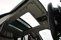 スライディングパノラミックルーフが標準で装備される。