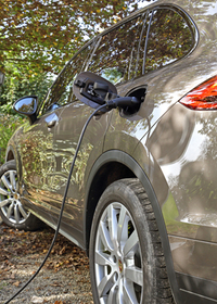 給電口は、左後ろのフェンダー部にレイアウトされる。家庭の電源で標準的な充電を行った場合、およそ3時間半で満充電となる。
    