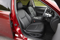 
    「200GT-t Type SP」のシート。基本的には「350GT ハイブリッド Type SP」と同じ仕様で、前席にはシートヒーターが備わっている。
    