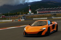 富士スピードウェイを走る「マクラーレン675LT」。