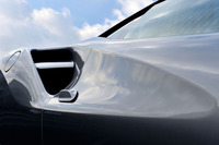 サイドインテークはフラップで上下2段に分割されている。ちょこっと立っているウイングレットのようなものはドア開閉用のノブ。