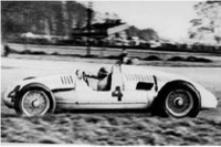 1938年、ドニントンパークで開催された英国GPで、タイプDを駆るタツィオ・ヌヴォラーリ。4番手からスタートし、優勝を飾った。