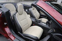 シートは、本革張りのスポーツタイプ。ボストン・アコースティック社のプレミアムオーディオシステムは自慢の装備だ。