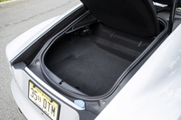 「クーペ」モデルのラゲッジルーム。仕切りのトレイを外した状態で、最大407リッターの容量が確保される。