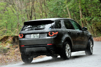 プラットフォームの基本部分は「イヴォーク」と共用。しかしリアサスペンションはストラットではなくマルチリンクとなる。
    