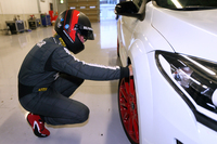 走行前。ロラン・ウルゴンが入念にタイヤの状態をチェックする。