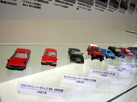 プレスデイでの注目度はそこそこでも、一般公開日には大人気だったものの好例。日産ブースに設けられた80周年を記念したミニカー展示。来場者によって、さまざまな思い出話が交わされていた。