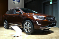 ボディーカラーに新色のリッチジャバメタリックを採用した「XC60」。
    