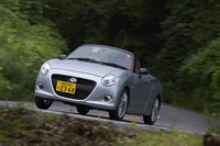 2代目「コペン」は2014年6月に登場。当初の意匠は「ローブ」のみだったが、5カ月後に第2の意匠である「エクスプレイ」が、1年後に第3の意匠である「セロ」が追加された。