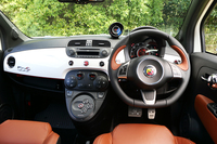 運転席まわりの設計は基本的に「フィアット500」と共通だが、その雰囲気はぐっとスポーティー。