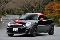 MINIジョンクーパーワークス クーペ
    ボディーサイズ：全長×全幅×全高＝3745×1685×1380mm／ホイールベース：2465mm／車重：1230kg／駆動方式：FF／エンジン：1.6リッター直4 DOHC 16バルブ ターボ／トランスミッション：6段MT／最高出力：211ps/6000rpm／最大トルク（オーバーブースト時）：26.5（28.6）kgm/1750-5500rpm／タイヤ：（前）205/45R17／（後）205/45R17／価格：426万円