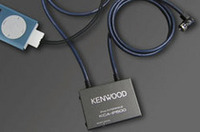 【写真上】「L707MD」と「iPod mini」【写真下】iPodを接続するときに必要な接続ボックス。価格未定。プレイリスト、タイトル、アルバム、アーティスト名などによるディスクサーチ、ランダムプレイ、リピートプレイなどがヘッドユニットで操作できる。過去のモデルでもこれをつなげばiPodのコントロールが可能。iPodの充電ができるのもうれしい。