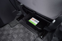 「ワゴンR」の助手席下には、「S-エネチャージ」搭載車専用のリチウムイオンバッテリーが設置されている。