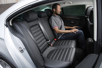 リアシートは、「パサートCC」としてのデビュー当初、今より少ない2人掛けだった。身長180cmの筆者が座ると、ご覧の様子。