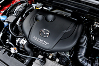 「CX-5」に搭載される2.2リッター直4ディーゼルターボエンジンは175psと42.8kgmを発生する。「Lパッケージ」の4WD仕様のJC08モード燃費は18.0km/リッター。
    