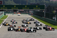 スタートシーン。この直後、先頭でターン1に入るポールシッターのロズベルグ（先頭）の後ろで、赤いフェラーリのマシン2台と濃紺のレッドブルが接触。この3台は優勝争いから脱落した。（Photo=Red Bull Racing）