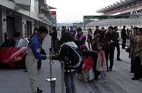 プロドライバーにも気軽に話しかけられるほどなごやかな雰囲気。ゲストの中野信治選手も、子どもたちと笑顔で握手。