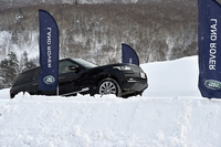 特設コースを行く「レンジローバー オートバイオグラフィー」。
    