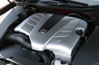 「GS430」が搭載するエンジンは、「セルシオ」などと同じ4.3リッターV8。「GS350」は、新開発の3.5リッターV6を積む。