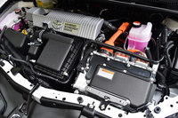 ハイブリッドシステムには3代目「プリウス」と同じものを採用。燃費はJC08モード計測で30.4km/リッターとなっている。