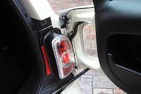 観音開きのリアゲートは、ボディー幅ギリギリから開くため、開口部が広く取られている。