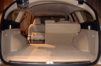 
	クラストップが謳われるワゴンの荷室容量は576リッター。折りたたみ簡単な「ワンモーションリアシート」、フラットな床面、張り出しを抑えたリアサスペンションなどがジマンだ
	 