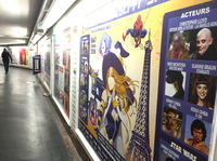 パリ市内の地下鉄駅に貼られた「PARIS MANGA」のポスター。千葉真一氏をはじめ、ゲストのポートレートも。