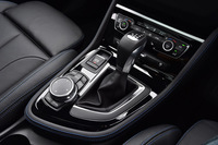 トランスミッションは8段AT。i-Driveのダイヤル式コントローラーにはタッチパッド機能が備わっている。