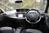 「C4ピカソ」のインテリア。インストゥルメントパネルには、メーターの役割を果たす12インチパノラミックスクリーンと、空調やオーディオ、ドライビングアシスト機能などを操作する7インチタッチスクリーンが備わる。
    