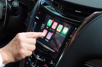 発表会における「Apple CarPlay」の実演シーン。手持ちのiPhoneが有する便利な機能を、車両側から使えるようになる。