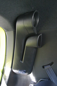 Cピラー裏にもホーン型スピーカーが！