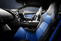 インテリアの様子。オプションのカーボンファイバー／ケブラーコンポジットのシートを選ぶと、17kgの軽量化が可能となる。